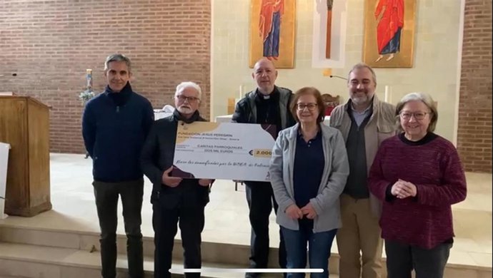 Representantes de la Fundación Jesús Peregrín de Almería entregan un cheque de 2.000 euros a los responsables de Cáritas en Catarroja.
