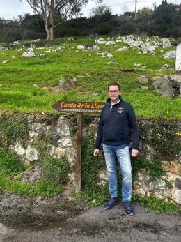 El diputado del PP, Jose Luis Costillas, en su visita a la Cueva de La Lluera.