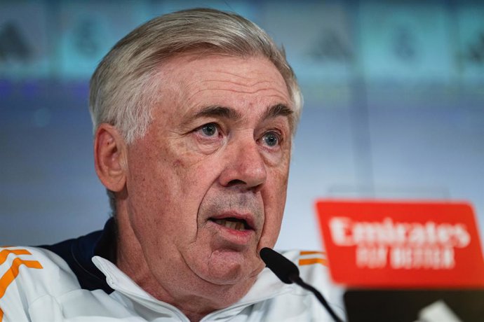 07 de fevereiro de 2025, Espanha, Madri: O técnico do Real Madrid, Carlo Ancelotti, fala durante a coletiva de imprensa da equipe antes do jogo de futebol da Primeira Divisão Espanhola contra o Atlético de Madrid na Ciudad Real Madrid. Foto: Alberto Gardi