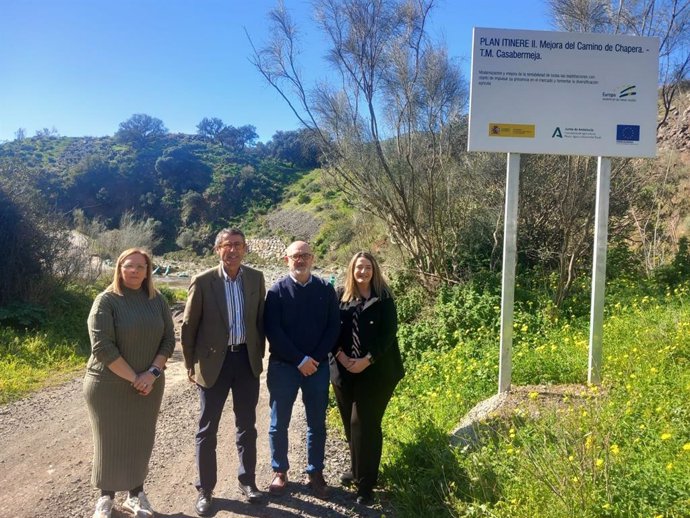 El delegado territorial de Agricultura, Pesca, Agua y Desarrollo Rural, Fernando Fernández Tapia-Ruano, visita en el municipio malagueño de Casabermeja obras en en caminos rurales