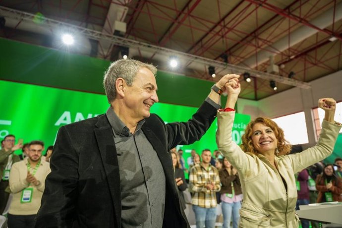 El expresidente del Gobierno José Luis Rodríguez Zapatero y la secretaria general del PSOE-A, María Jesús Montero, en el acto de inauguración del XV Congreso del PSOE-A, en Armilla (Granada).