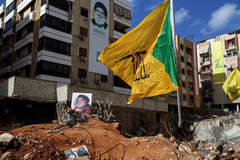 Una bandera de Hezbolá y retratos de Hasán Nasralá