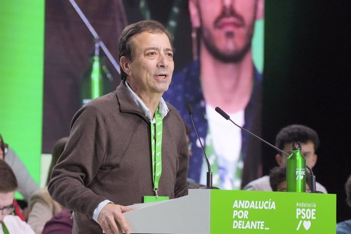 El expresidente de Extremadura y secretario de Política Autonómica del PSOE, Guillermo Fernández Vara, este sábado durante su intervención en el XV Congreso Regional del PSOE-A.