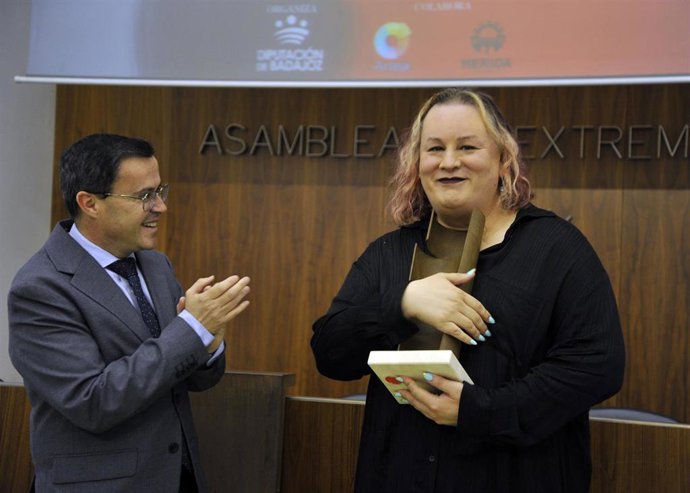 Alana S. Portero recibe en la Asamblea de Extremadura el Premio Dulce Chacón, de la mano del presidente de la Diputación de Badajoz, Miguel Ángel Gallardo