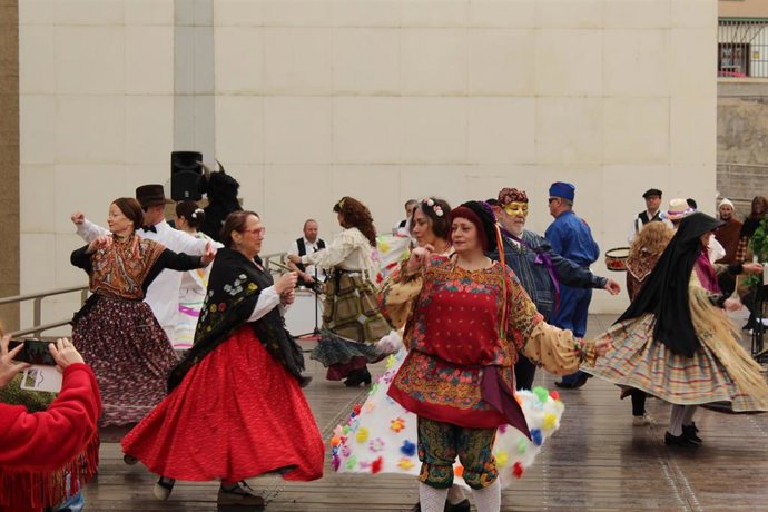 Mezcla de culturas en una de las danzas de Chusebinos Folk en el Teatro Caesaraugusta de Zaragoza.