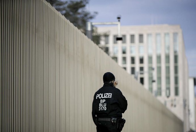 Archivo - Arquivo - Uma policial alemã do lado de fora da sede do BND em Berlim
