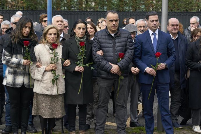 El homenaje a Buesa y Díez ha contado con la particiación de familiares, partidos e instituciones