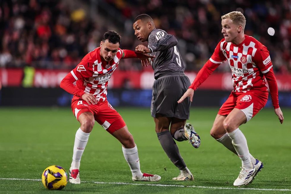 Archivo - El delantero del Real Madrid Kylian Mbappé da un pase ante los jugadores del Girona FC Arnau Martínez y Donny van de Beek, en LaLiga EA Sports 2024-2025. 