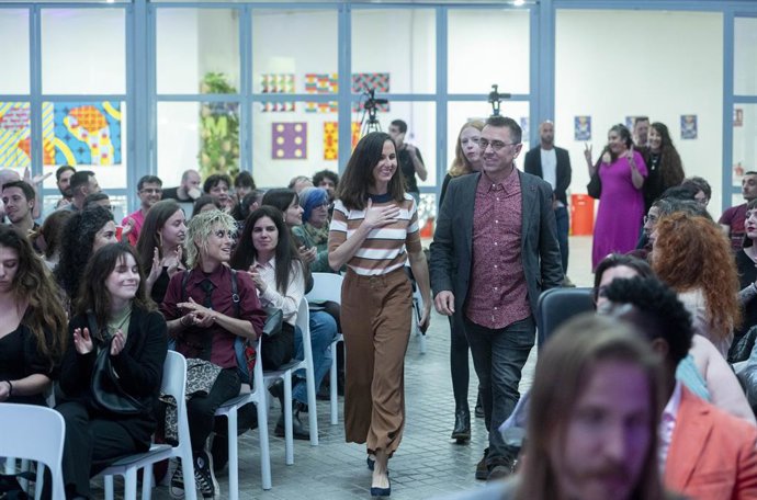 Archivo - Arquivo - A líder do Podemos e ministra dos Direitos Sociais, Ione Belarra, e o fundador do Podemos, Juan Carlos Monedero, em sua chegada  inaugurao do 1 Prmio Linces Moradas, no Espacio Rastro, em 31 de maro de 2023, em Madri (Espanha).