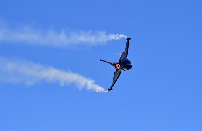 Archivo - September 13, 2020, Eskisehir, Turkey: An acrobatic plane pilot performs with General Dynamics F-16 Solo Turk aerial aerobatic aircraft during the 5th Sivrihisar Airshow in Sivrihisar district of Eskisehir, in Turkey, on September 13, 2020.