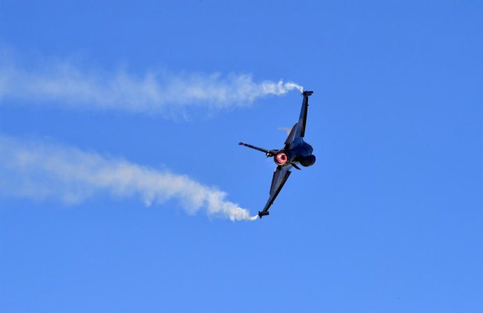 Archivo - Arquivo - 13 de setembro de 2020, Eskisehir, Turquia: Um piloto de avião acrobático se apresenta com a aeronave acrobática General Dynamics F-16 Solo Turk durante o 5º Sivrihisar Airshow no distrito de Sivrihisar de Eskisehir, na Turquia, em 13 