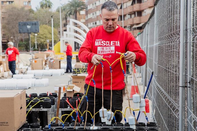 A Caballer e a Vulcano pyrotechnics finalizam os preparativos para o mascletá simultâneo em l'Horta Sud