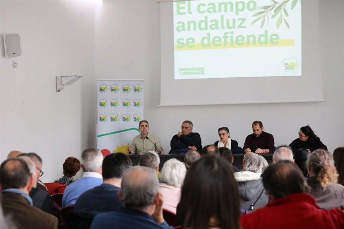El coordinador de IU Andalucía, Toni Valero, este sábado en Aguilar de la Frontera (Córdoba) en las jornadas de su partido sobre 'Los retos del campo andaluz'.