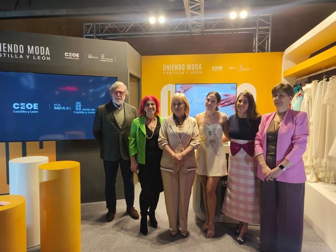 La consejera de Industria, Comercio y Empleo de la Junta, Leticia García, y el presidente de CEOE Castilla y León, Santiago Aparicio, visitan el expositor de la Comunidad en el marco de la Mercedes-Benz Fashion Week Madrid