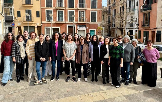 Diferentes representantes del PSIB-PSOE, encabezadas por su secretaria general, Francina Armengol, participan en un encuentro de trabajo con las entidades feministas