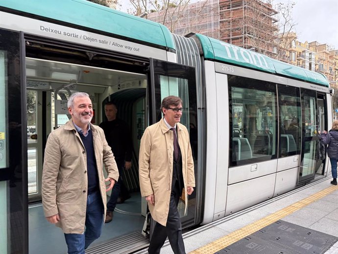 Illa i Collboni sortint del tramvia per anar a la celebració de la Festa del Tramvia