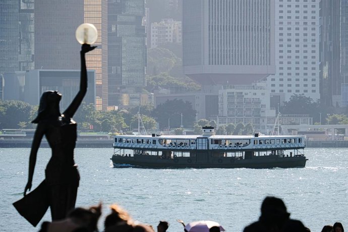 Archivo - Arquivo - 17 de novembro de 2023, Hong Kong, China: Uma balsa estelar passa pelo porto de Victoria.