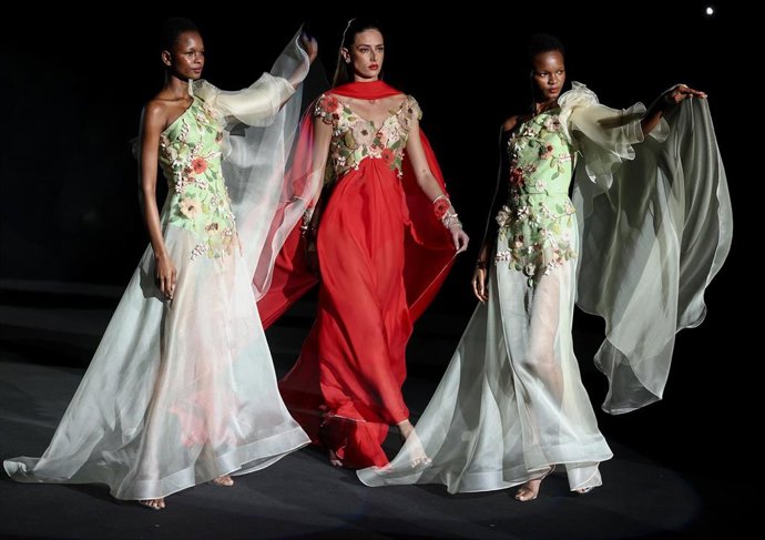 Tres modelos en el desfile de Hannibal Laguna en la 81ª edición de la Mercedes Benz Fashion Week (MBFW), en IFEMA Madrid, a 21 de febrero de 2025, en Madrid (España). IFEMA Madrid acoge la Mercedes-Benz Fashion Week Madrid (MBFW) del 19 al 23 de febrero.