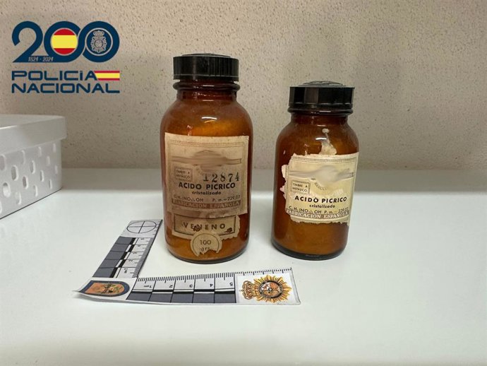 La Policía Nacional recoge dos botes de ácido pícrico en un centro educativo de Ciutadella