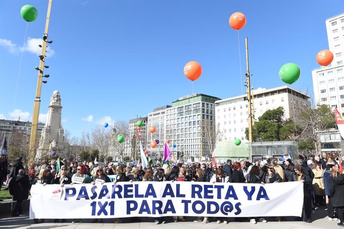 Cientos de personas durante una manifestación de abogados y procuradores, a 22 de febrero de 2025, en Madrid (España). Marea Negra, con el apoyo de Movimiento #J2, ha convocado la manifestación para exigir unas jubilaciones dignas para abogados y procurad