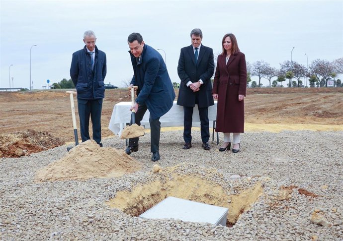 Archivo - El presidente de la Junta de Andalucía, Juanma Moreno, coloca la primera piedra de una promoción de viviendas en Utrera (Sevilla) en una imagen de archivo