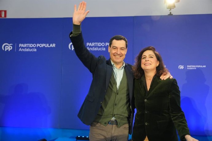 El presidente del PP-A y de la Junta de Andalucía, Juanma Moreno, con la alcaldesa de Palma del Río, Matilde Esteo.