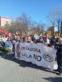 Decenas de personas se manifiestan en Cazoña para protestar contra la OLA