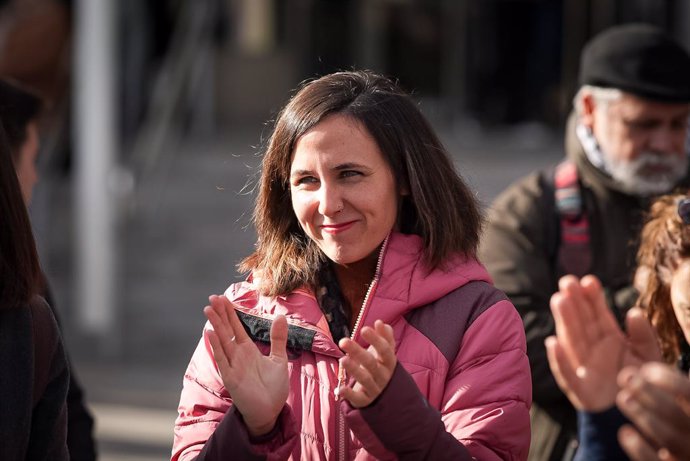 (I-D) La secretaria general de Podemos, Ione Belarra, a su llegada, a los Juzgados de Plaza de Castilla, a 28 de enero de 2025, en Madrid (España). El juez ha citado a declarar a Mbayé, por una querella presentada por el sindicato Confederación Española d