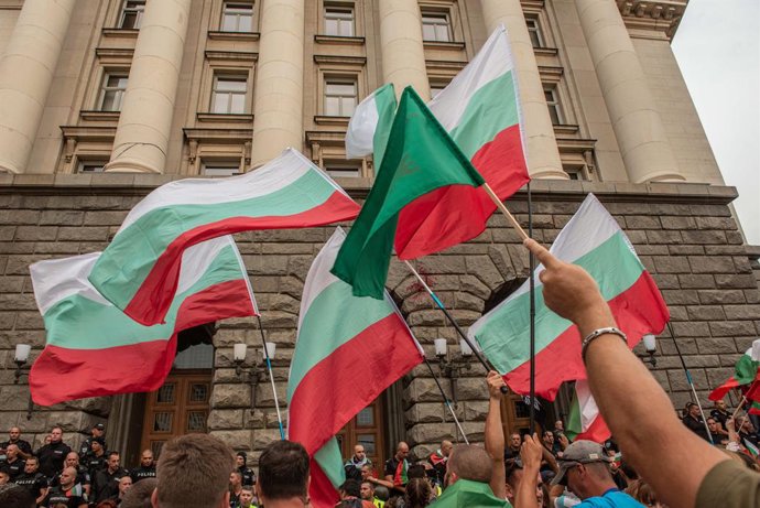 Archivo - 2 de setembro de 2020, Sofia, Bulgária: Manifestantes agitando bandeiras durante a manifestao... Pelo 56 dia consecutivo, os búlgaros se reuniram do lado de fora dos prédios do governo acusando o primeiro-ministro, Boyko Borisov, de corrup