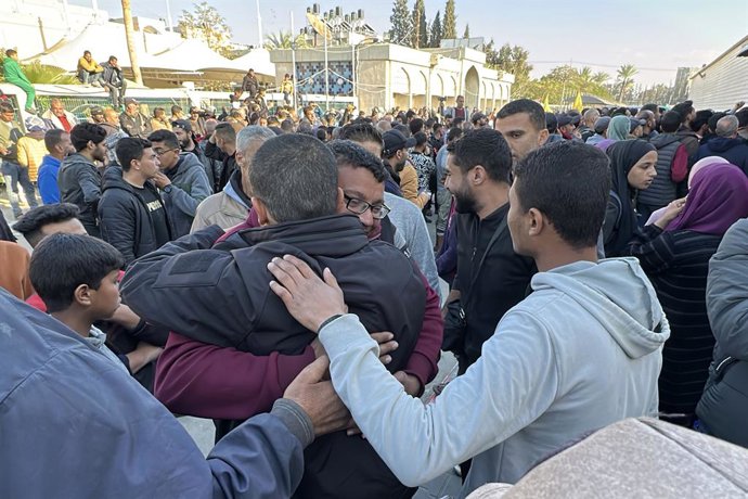1 de fevereiro de 2025, Dair El-Balah, Faixa de Gaza, Território Palestino: Ex-prisioneiros palestinos libertados por Israel desembarcam de um ônibus da Cruz Vermelha após chegarem a Khan Yunis, no sul da Faixa de Gaza, em 1º de fevereiro de 2025. Os pres