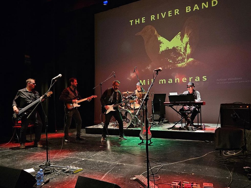 Imagen de la banda de rock almeriense 'The River Band' en el Teatro Apolo de Almería.