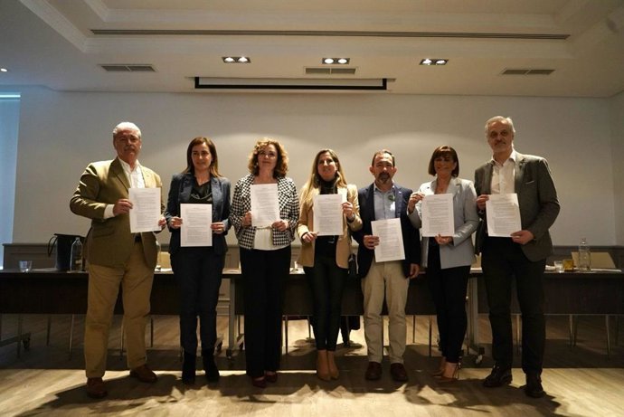 Os críticos da Vox aprovam uma declaração após uma reunião em Madri.