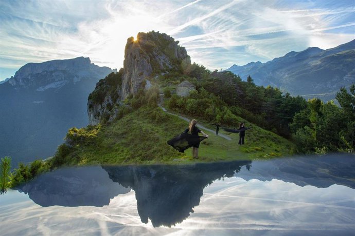 Archivo - Fotografía 'Convite de bruxas', de Katerina Buil, premio del público 2024 del certamen fotográfico Lucien Briet organizado por la Comarca de Sobrarbe.