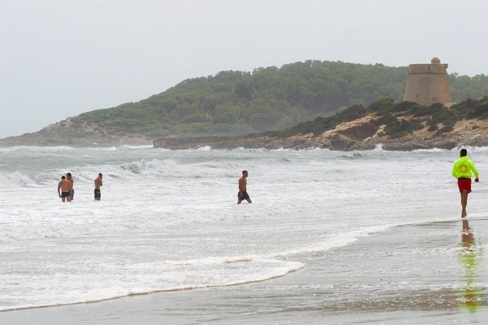 Archivo - Algunos bañistas en la playa, a 3 de septiembre de 2023, en Ibiza, Islas Baleares (España). La DANA, que llegó el pasado 1 de septiembre, ha traído abundantes precipitaciones a gran parte de la Península y Baleares. La Agencia Estatal de Meteoro