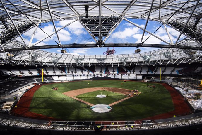 Archivo - 17 June 2019, England, London: A general view of the pitch of London Stadium during work to transform the football field into a baseball field, ahead of the first regular season Major League Baseball series to occur in Europe, when Boston Red So