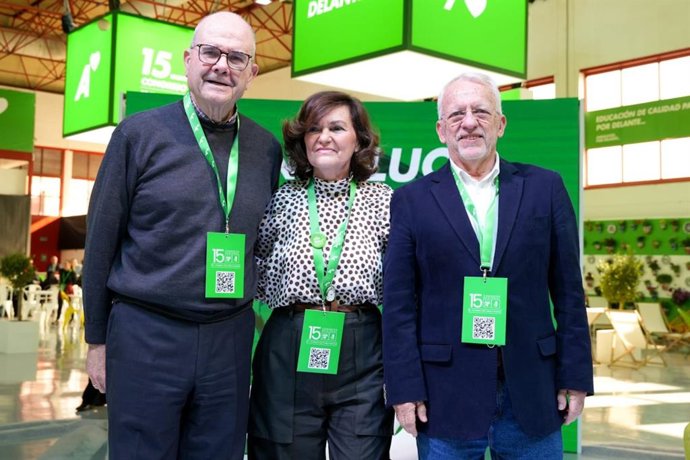 El expresidente de la Junta Manuel Chaves, la presidenta del Consejo de Estado, Carmen Calvo, y el presidente del PSOE-A, Manuel Pezzi, intervienen en 'Ágora: la defensa del autogobierno', del XV Congreso del PSOE de Andalucía.