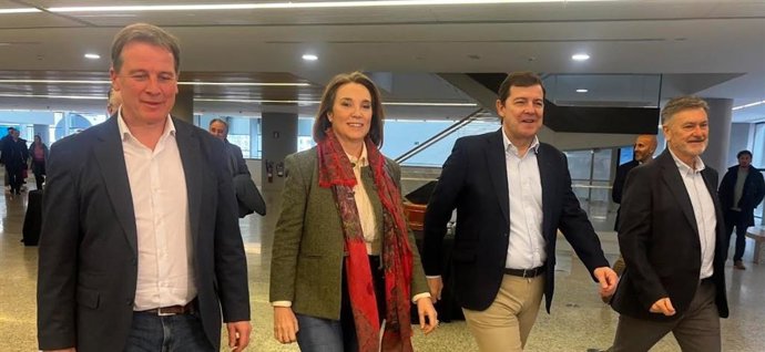 La secretaria general del PP, Cuca Gamarra, junto al presidente del PP de Castilla y León, Alfonso Fernández Mañueco, y el secretario general del partido en la Comunidad, Francisco Vázquez, en Burgos