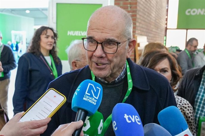El expresidente de la Junta y exsecretario general del PSOE-A, Manuel Chaves, este sábado en declaraciones a los medios dentro del XV Congreso Regional de los socialistas andaluces.