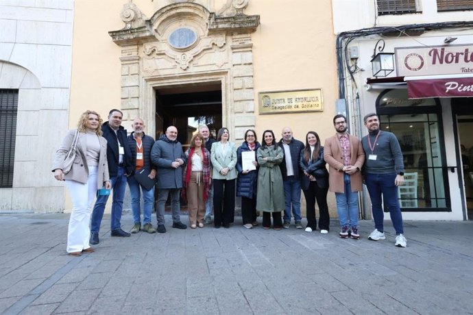Imagen de la teniente de alcalde de Economía y Empleo, Blanca Torrent, junto a los representantes de los sindicatos en Córdoba.