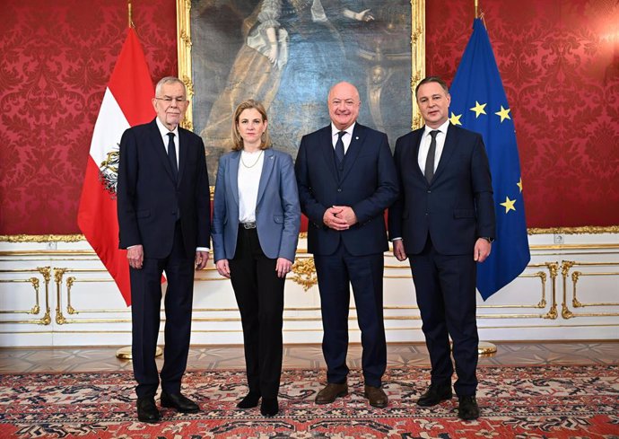 22 February 2025, Austria, Vienna: Austrian President Alexander Van der Bellen  OeVP leader Christian Stocker, SPOe leader Andreas Babler and NEOS federal party leader Beate Meinl-Reisinger pose for pictures after a meeting at the presidential chancellery