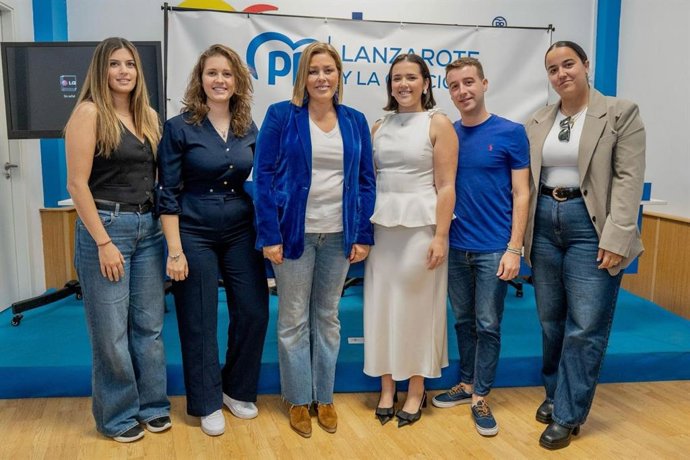 Astrid Pérez con integrantes de NNGG en Lanzarote