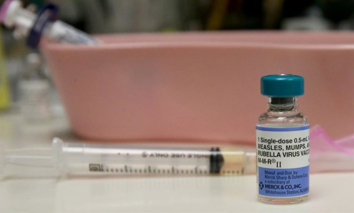 Archivo - Arquivo - 9 de maio de 2019, Chicago, Illinois, EUA: A vacina MMR contra sarampo, caxumba ou rubéola no Logan Square Health Center, em Chicago, em 2019.