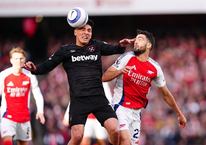 22 February 2025, United Kingdom, London: West Ham United's Edson Alvarez and Arsenal's Mikel Merino (R) battle for the ball during the English Premier League soccer match between Arsenal and West Ham United at the Emirates Stadium. Photo: Mike Egerton/PA