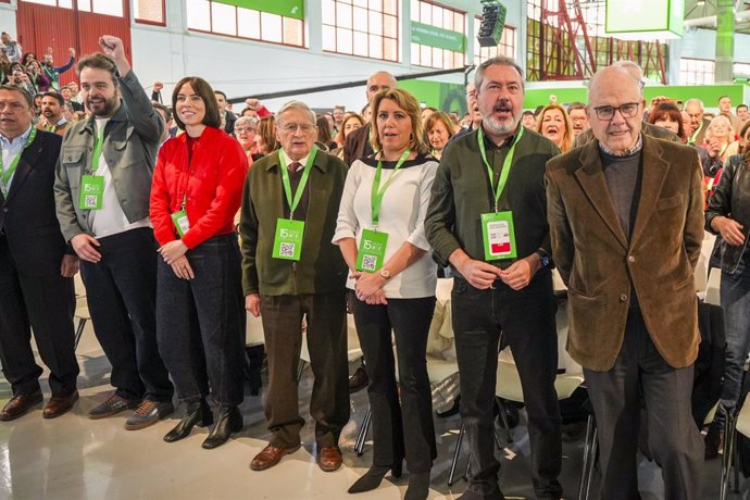 La ministra de Universidades, Diana Morant, (i) junto a la expresidenta de la Junta de Andalucía, Susana Díaz, (3d), el portavoz en el Senado del grupo socialista, Juan Espadas, (2d) y el expresidente de la Junta de Andalucía, Manuel Chaves, (d) durante l