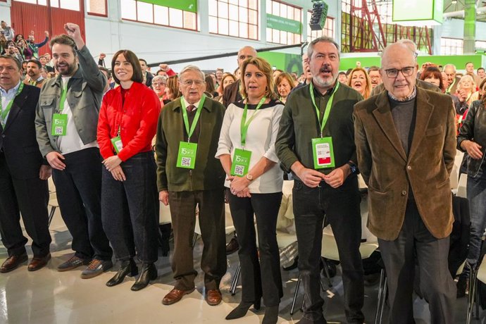 A Ministra das Universidades, Diana Morant, (l) com a ex-presidente da Junta de Andaluzia, Susana Díaz, (3d), o porta-voz do grupo socialista no Senado, Juan Espadas, (2d) e o ex-presidente da Junta de Andaluzia, Manuel Chaves, (r) durante a