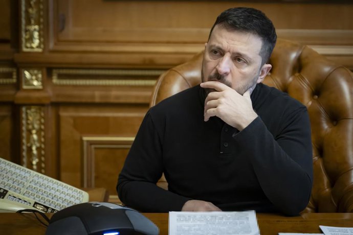 Archivo - Arquivo - 29 de novembro de 2024, Kiev, Oblast de Kiev, Ucrânia: O presidente ucraniano, Volodymyr Zelenskyy, realiza uma teleconferência com o chanceler alemão Olaf Schotz para discutir o apoio à defesa da Ucrânia no Palácio Mariinskyi, em 29 d