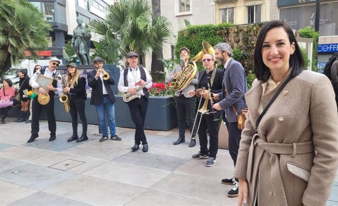 La Jazz Street Marching Band llena de ritmo y música las calles del centro de Castelló