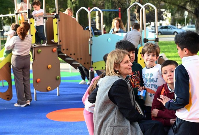 Imagen de la alcaldesa de Jerez, María José García Pelayo, en el nuevo parque infantil de Renfurbis.