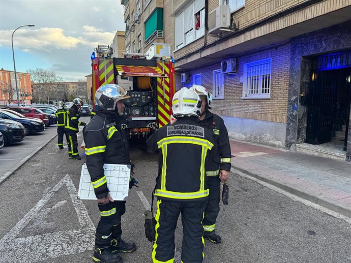 Bomberos de la Comunidad intervienen en un incendio de una vivienda en Parla