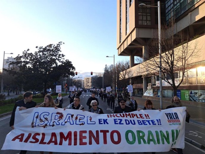 Manifestación en Pamplona para protestar por los "incumplimientos" de la legalidad internacional por parte de Israel en Gaza.